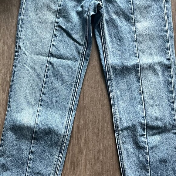 Levi's "ALETERED STRAIGHT" Cropped High-Rise Jeans with Paint Splatter Detail - Picture 2 of 15